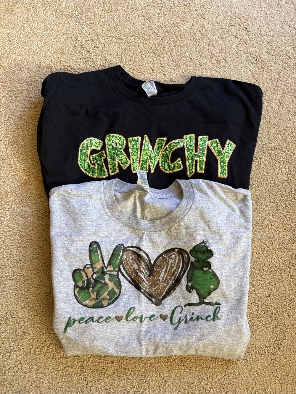 Gildan Grinchy Graphic Short Sleeve Tee - Black & Gray